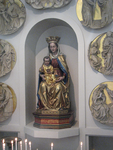901109 Afbeelding van het Mariabeeld met kind in de Mariakapel in de St.-Catharinakerk (Lange Nieuwstraat 36) te ...